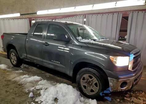 2012 Toyota Tundra Double Cab Sr z USA, uszkodzony, nr VIN 5TFRM5F19CX045863